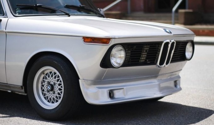 Стильный 55-летний тюнингованный BMW 2002 (20 фото)