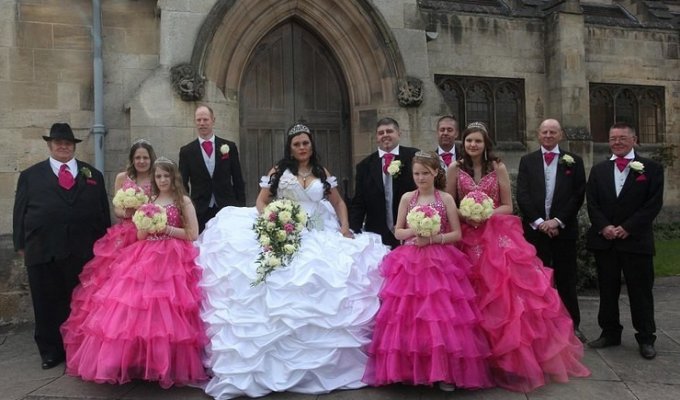 Цыганская невеста в платье весом 63 килограмма (6 фото)