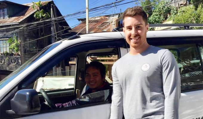 Честный филиппинский таксист вернул багаж пассажиру (3 фото)
