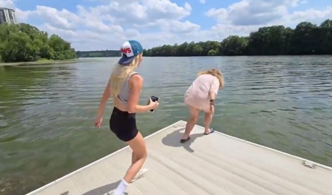 A streamer paid a woman who couldn't swim to jump into the lake (3 photos + 1 video)