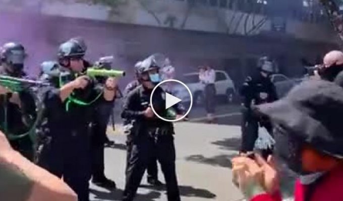 Полицейский выстрелил в протестующую