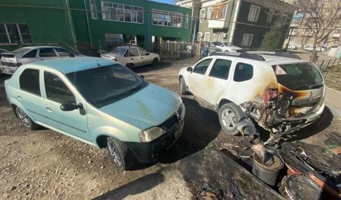 В Саратове «случайно» загорелись две иномарки, припаркованные у подъезда многоквартирного дома (4 фото)