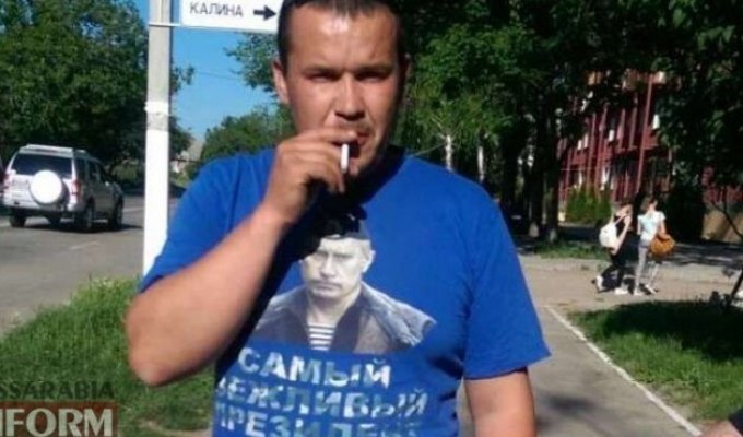 В Одессе АТОшник принудил прохожего снять футболку с Путиным