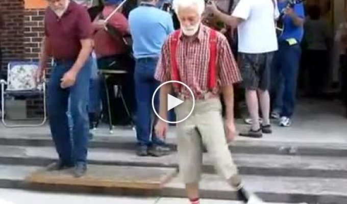 Дедуля танцует шафл