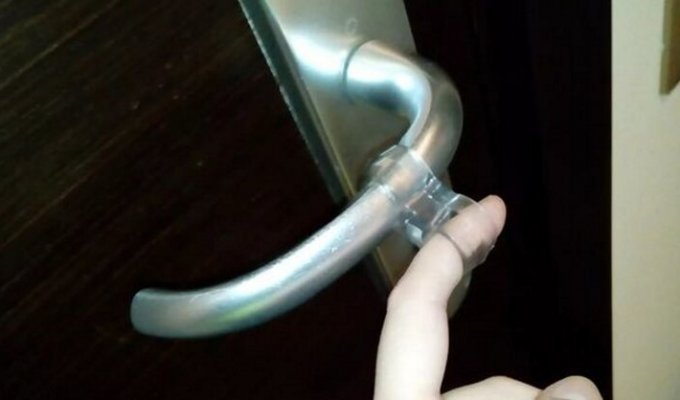 Вот зачем за границей на дверные ручки надевают силиконовые кольца (5 фото)