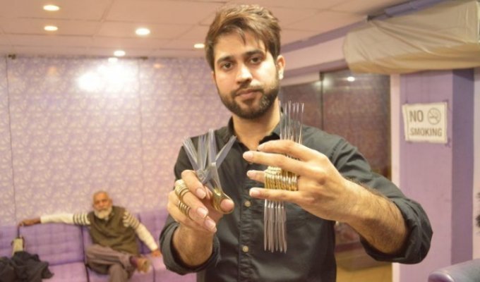 Эдвард Руки-ножницы в реальной жизни: пакистанец стрижет посетителей 27 парами ножниц (6 фото)