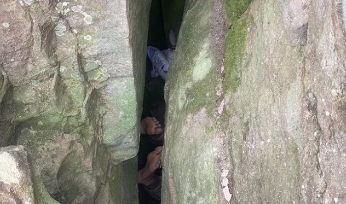 A woman was found upside down in a rock (3 photos)