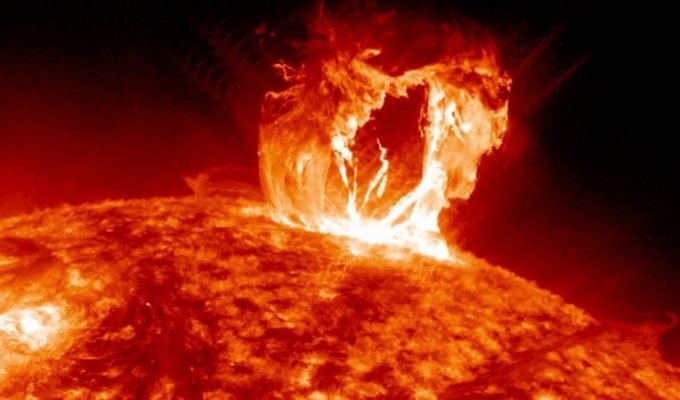 В одном из солнечных протуберанцев астрономы узрели грядущего всадника апокалипсиса (2 фото)