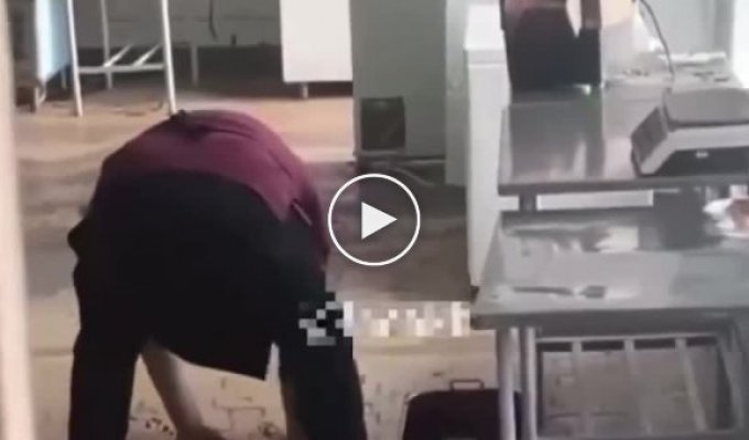 In Yekaterinburg technical school, students were fed beetroot salad from a dirty floor
