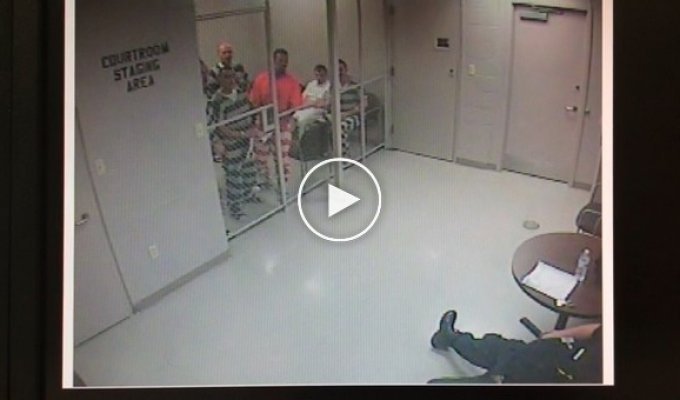 В сети появилось видео спасения заключенными охранника  