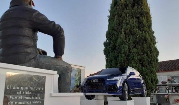 Памятник известному угонщику в виде его статуи и Audi Q5 (14 фото)