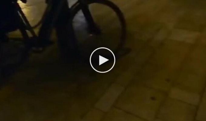 Во Франции стримершу чуть не обчистили во время прямого эфира