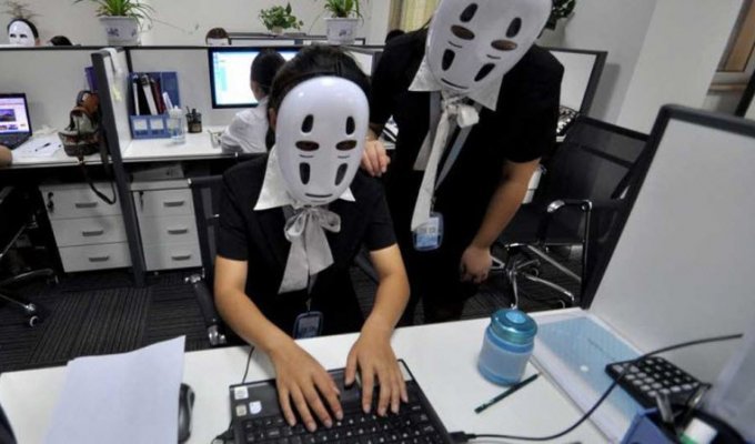 На работу в маске или новый тренд среди уставших притворяться китайцев (8 фото)