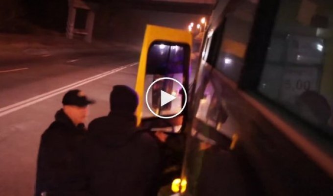 В Харькове полиция остановила автобус с пассажирами