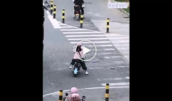 A motorcycle helmet saved the life of a Chinese motorcyclist