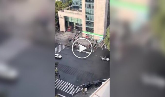 Как азиатские офисы справляются с длинными очередями к лифтам