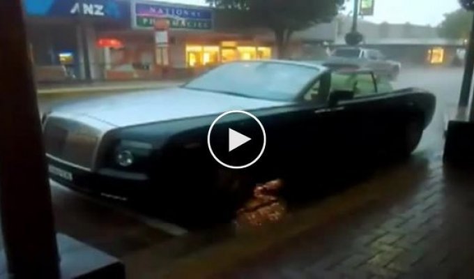 Rolls-Royce Phantom Drophead Coupe под дождем