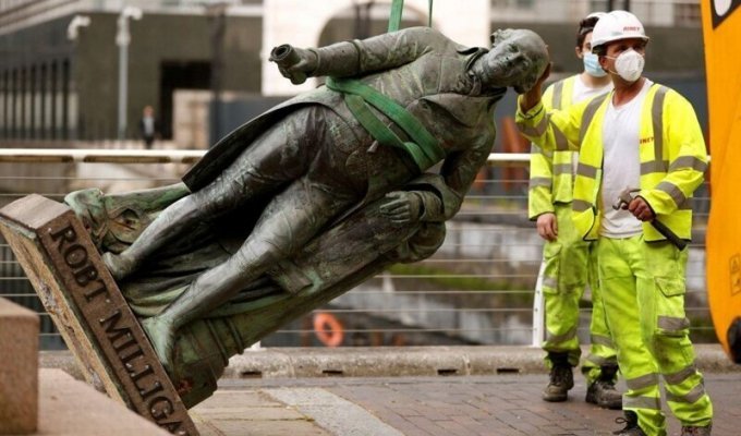 Бунтовщики сбрасывают с пьедесталов статуи рабовладельцев. Линкольн на очереди? (6 фото)