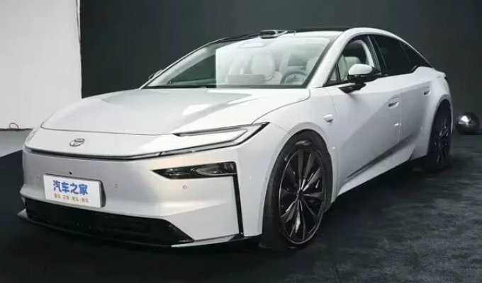 Toyota представила доступный электроседан с запасом хода до 700 км (4 фото)