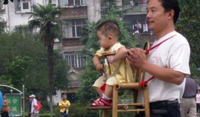 Китайское приспособленее для переноса детей (4 фото)