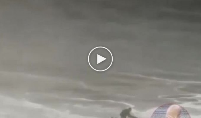 Эпичное спасение человека от огромной волны с помощью гидроцикла