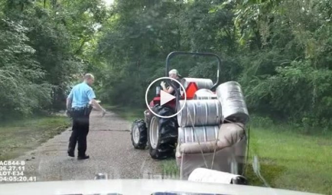 Полицейский остановил невменяемого тракториста