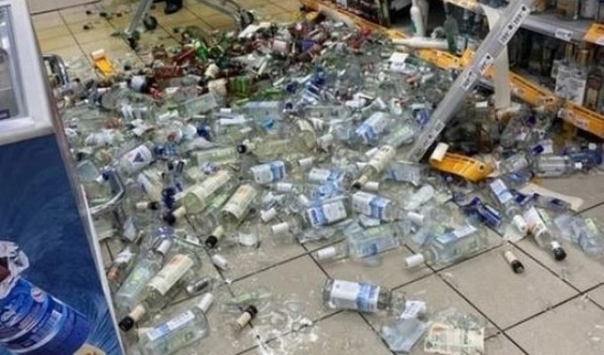 Алкогольная трагедия в одном из магазинов Москвы (2 фото + видео)