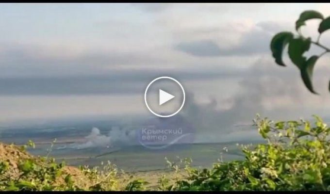 Склад боеприпасов на полигоне в городе Старый Крым в оккупированном Крыму горит и взрывается