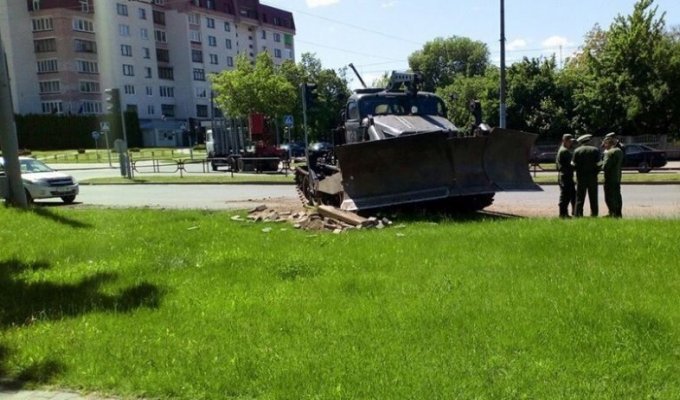 В Беларуси военные уронили с трала бульдозер (3 фото + 2 видео)