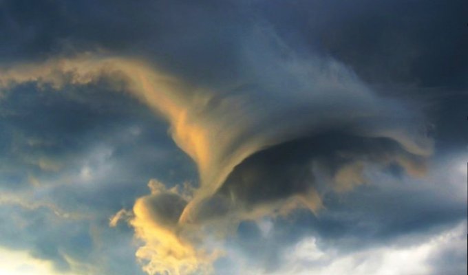 Фотограф сделал кадр необычного облака-воронки в Рио-де-Жанейро (8 фото)