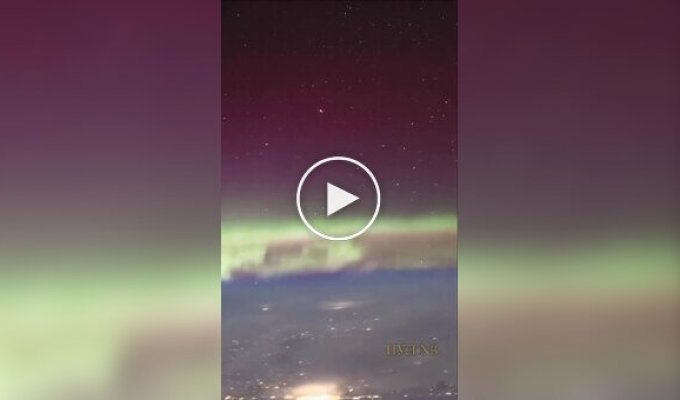Астронавт NASA снял космический «поезд» из спутников Starlink на фоне полярного сияния