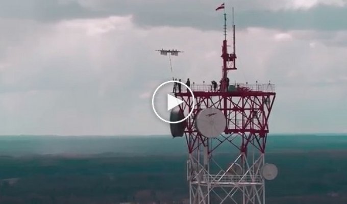 Латвийский парашютист впервые в мире прыгнул с дрона