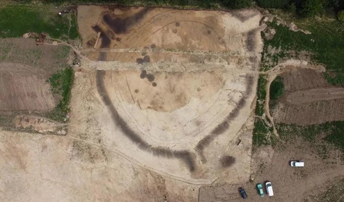 На окраине Праги археологи обнаружили уникальное сооружение каменного века (5 фото)