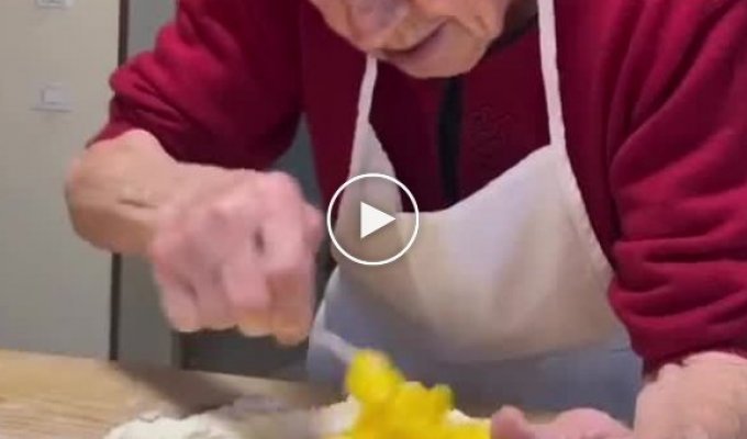 87-летняя итальянская бабушка, которая до сих пор готовит пасту руками
