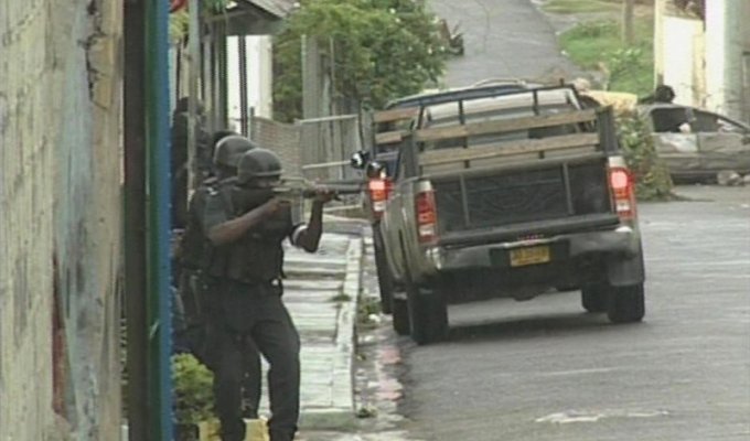 Ямайский Робин Гуд: Столкновения бандитов и полиции на Ямайке (19 фото)