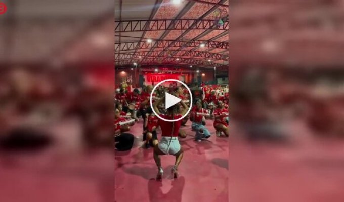 Королева самбы показала, как готовится к карнавалу в Бразилии