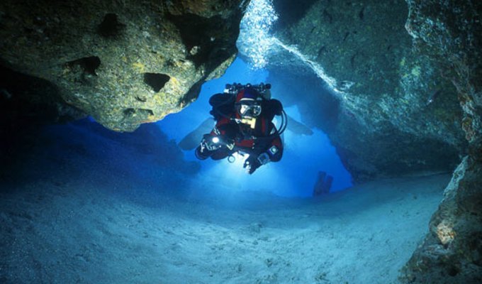 Дайвинг в подводных пещерах (14 фото)