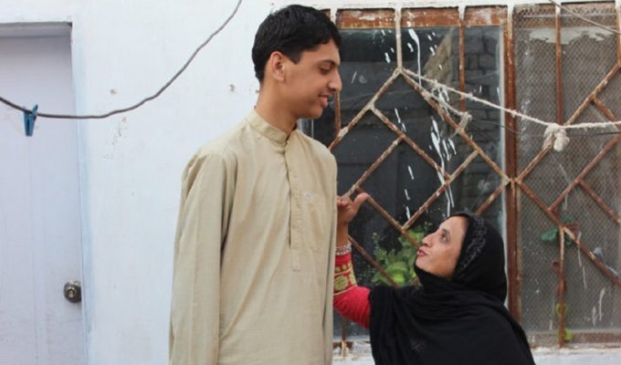 Двухметровому подростку-пакистанцу пришлось бросить учебу из-за насмешек (6 фото)