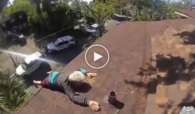 У тампі поліцейські врятували 86-річного чоловіка, що повис на даху будинку