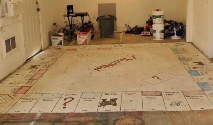 Семья убрала старый ковер и нашла под ним игру «Монополия» (3 фото)