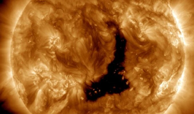 A hole five times larger than Jupiter has formed in the Sun (5 photos + 1 video)