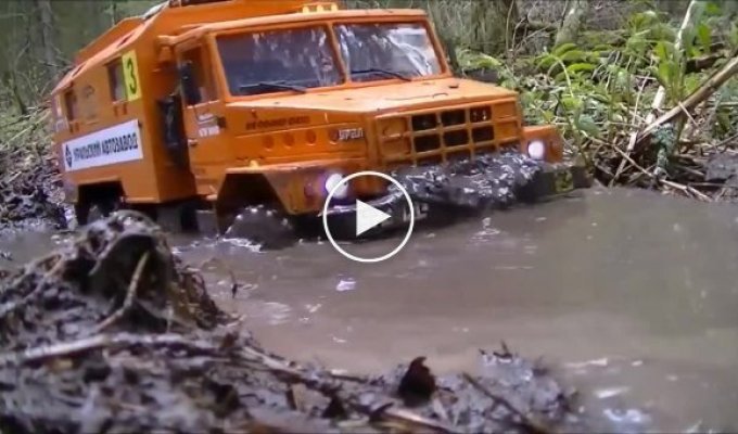 Радиоуправляемые машины Урал и Камаз гоняют по грязи и бездорожью
