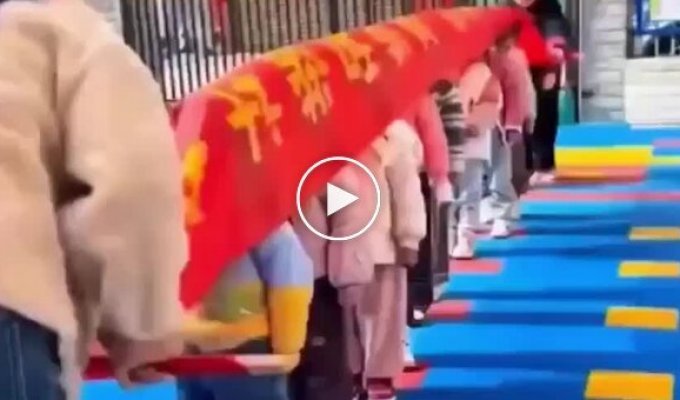 Учителя показали ученикам, что такое статическое электричество