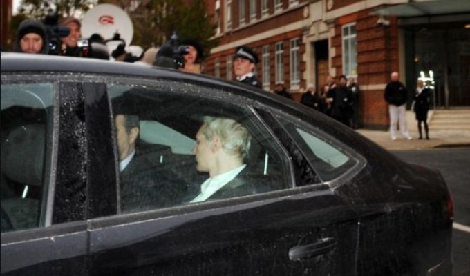 В Лондоне задержали создателя сайта WikiLeaks (11 фото)