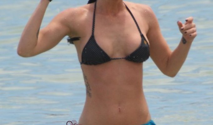 Megan Fox на пляже (7 фотографий)