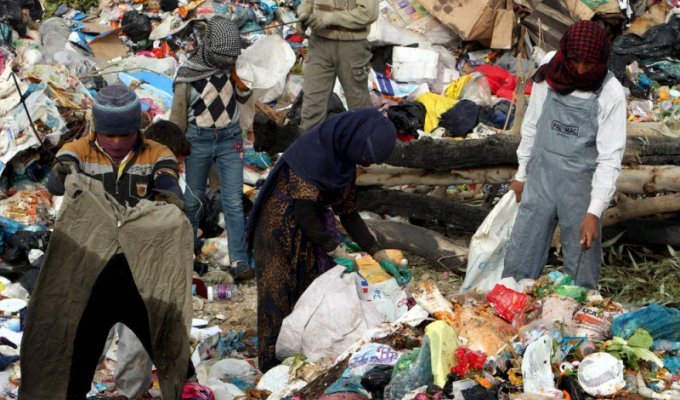 Сборщики мусора в Ираке (12 фото)