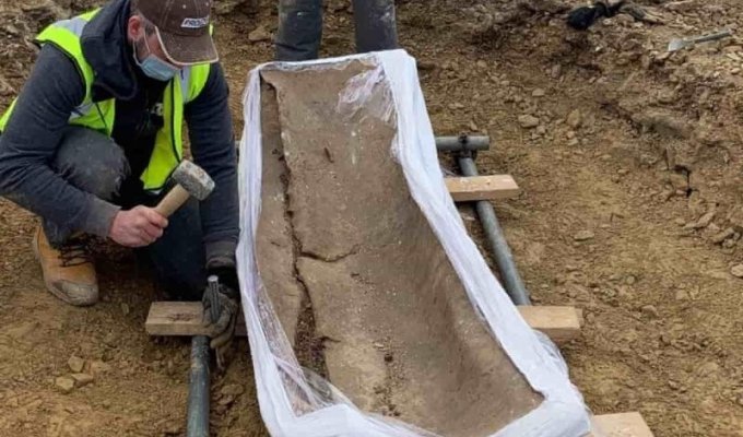 Раскопки ведут тайно: в Йоркшире нашли свинцовый гроб жившей 1600 лет назад знатной дамы (3 фото)