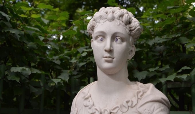 В Петербурге пририсовали косые глаза статуе в Летнем саду (3 фото)