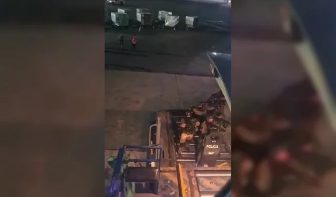 Noise from the cargo hold: American Airlines Boeing 777 returned to the airport due to an attempted illegal entry (2 photos + 2 videos)