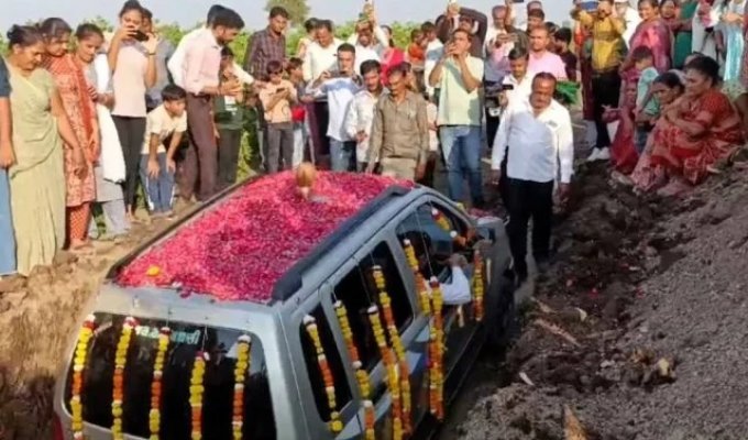 A family in India spent 500 thousand on a luxurious funeral for a car (3 photos)